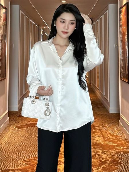 Người mẫu mặc Áo sơ mi công sở vải lụa mát - TK18 màu hồng