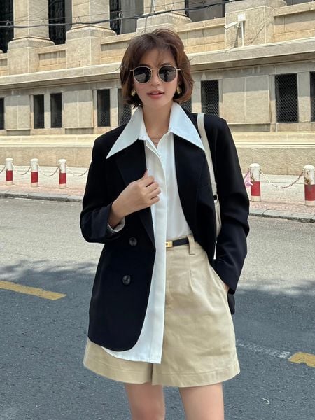 Người mẫu mặc Áo blazer công sở form suông - A2328 màu đen