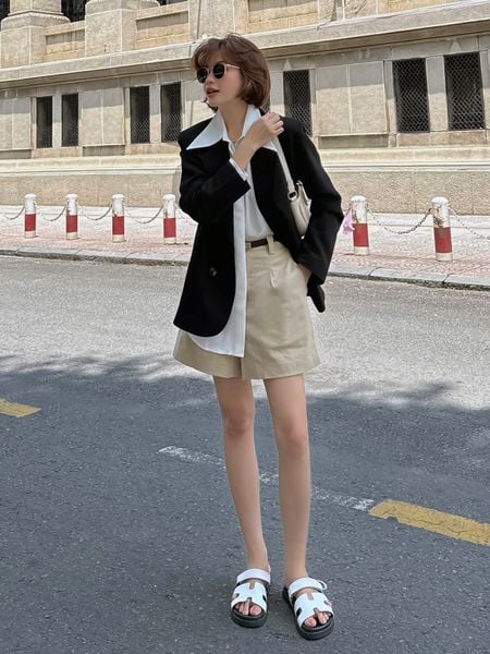 Người mẫu mặc Áo blazer công sở form suông - A2328 màu đen