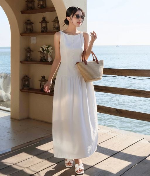 Người mẫu mặc Đầm dài cổ thuyền kết nút kiểu - D4365T màu đen