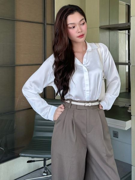 Người mẫu mặc Áo sơ mi lụa công sở nhiều màu - A1251 màu đen
