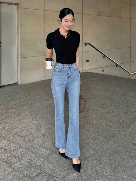 Người mẫu mặc Quần jean ống loe bảng lai to - BBQ1671S màu xanh nhạt