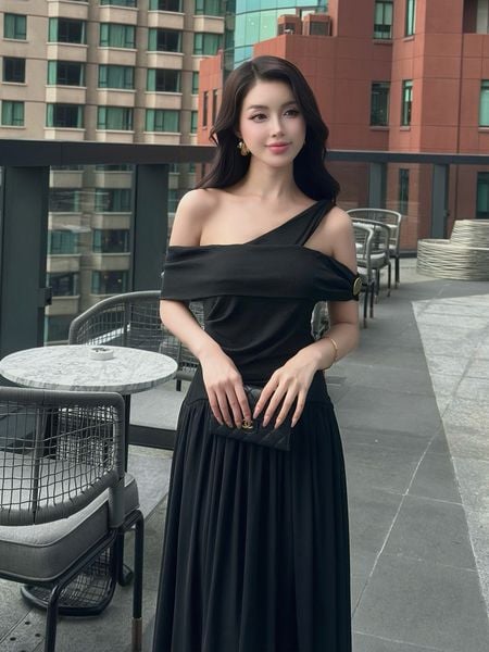 Người mẫu mặc Đầm dài trễ vai tùng váy xếp ly - D4244B màu đen
