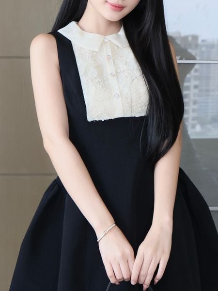 Người mẫu mặc Đầm dự tiệc ngắn phối cổ lá sen - D4290A màu đen