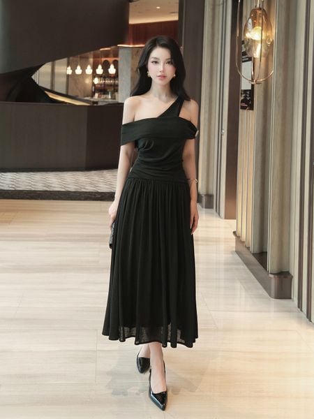 Người mẫu mặc Đầm dài trễ vai tùng váy xếp ly - D4244B màu đen