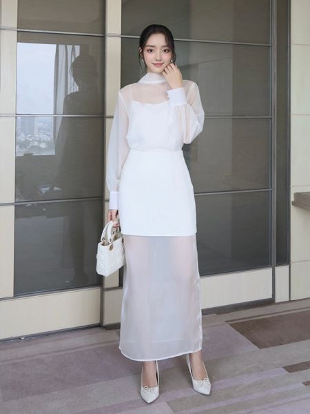 Người mẫu mặc Áo kiểu cổ lật phối voan tơ - A4320T màu trắng