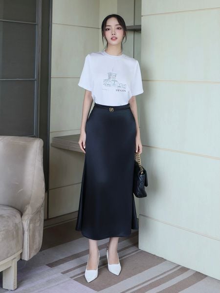 Người mẫu mặc Áo in kiểu công sở cổ tròn - A4353T chợ bến thành