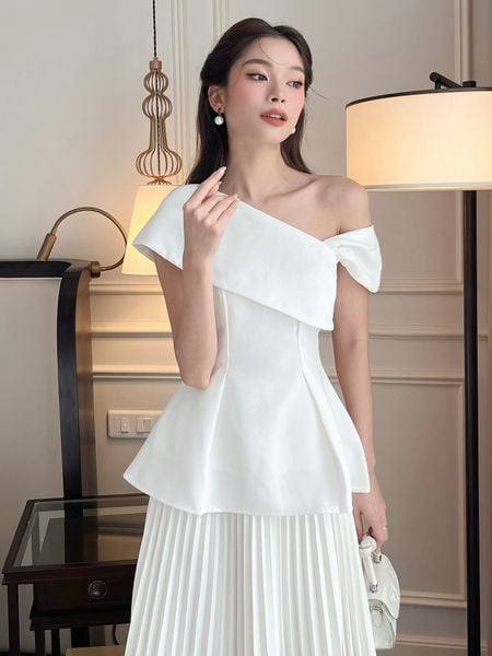 Người mẫu mặc Áo kiểu peplum lệch vai - TK356 màu trắng