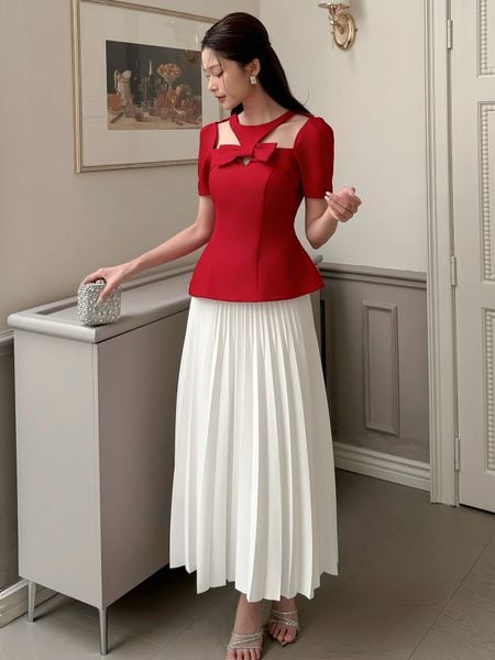 Người mẫu mặc Áo kiểu peplum cut-out vai - A4063B màu đỏ