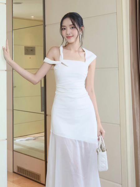 Người mẫu mặc Đầm dự tiệc trễ vai xuyên thấu - D4316B màu trắng
