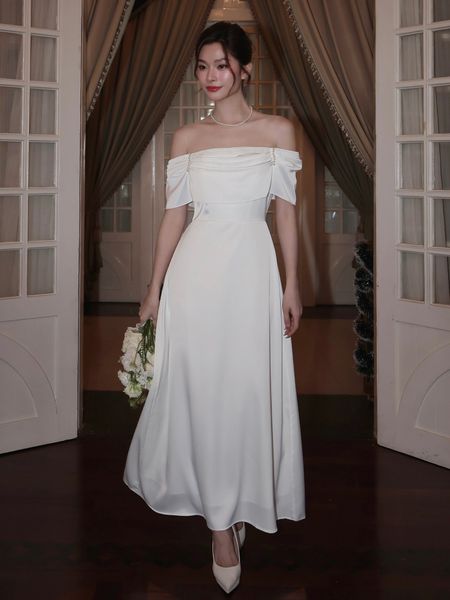 Người mẫu mặc Đầm dự tiệc trễ vai form dài - D746 màu trắng