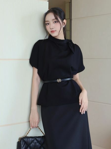 Người mẫu mặc Áo kiểu bodin cổ lật form rộng - A4323B