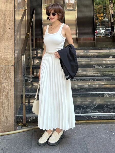 Người mẫu mặc Áo thun 2 dây cổ vuông form dài - A2256S màu trắng