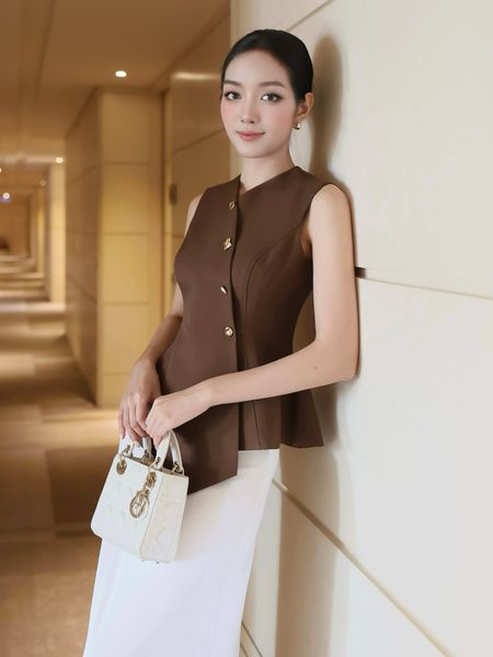 Người mẫu mặc Áo gile tà xéo không tay - A4312A màu nâu