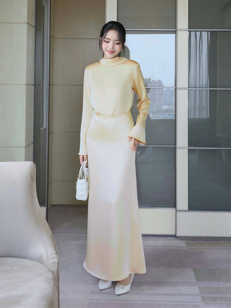 Người mẫu mặc Áo kiểu tay dài vải lụa trượt - A4279A màu nude