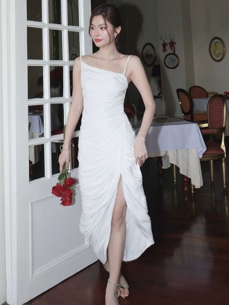 Người mẫu mặc Đầm dự tiệc dài body 2 dây xẻ tà - D4230B màu trắng