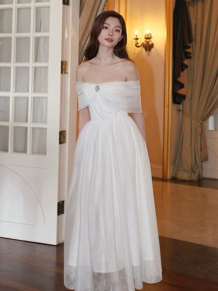 Người mẫu mặc Đầm dự tiệc dài trễ vai - D4223A màu trắng