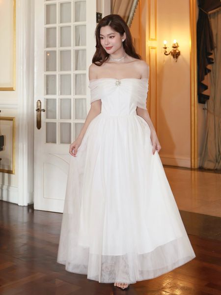 Người mẫu mặc Đầm dự tiệc dài trễ vai - D4223A màu trắng