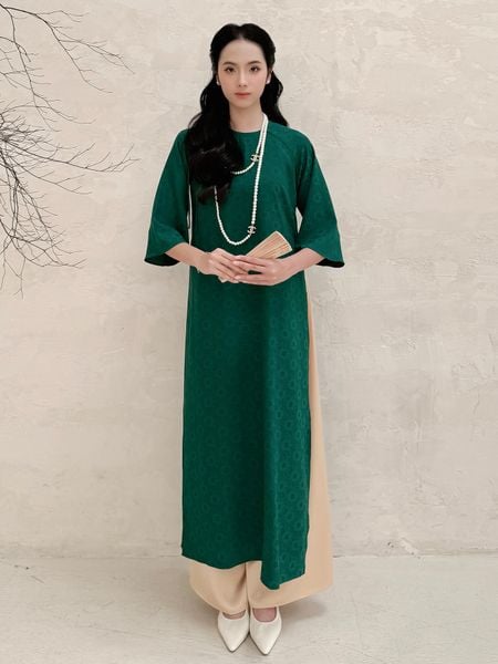 Người mẫu mặc Set áo dài raglan lụa hoa - K4176T màu đỏ