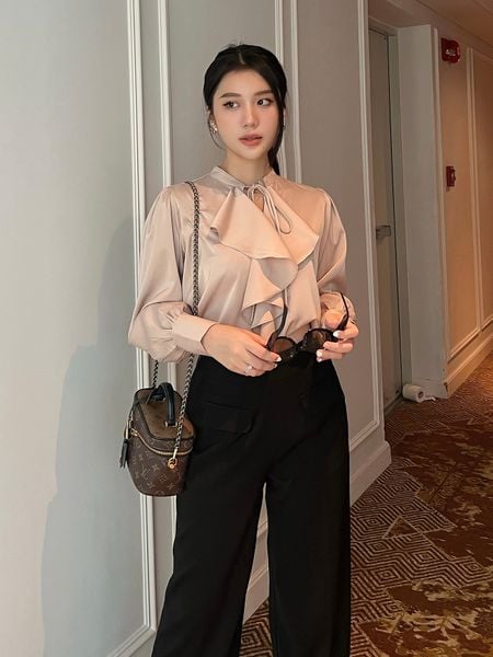 Người mẫu mặc Áo sơ mi công sở phối viền bèo - CSA1454 màu trắng