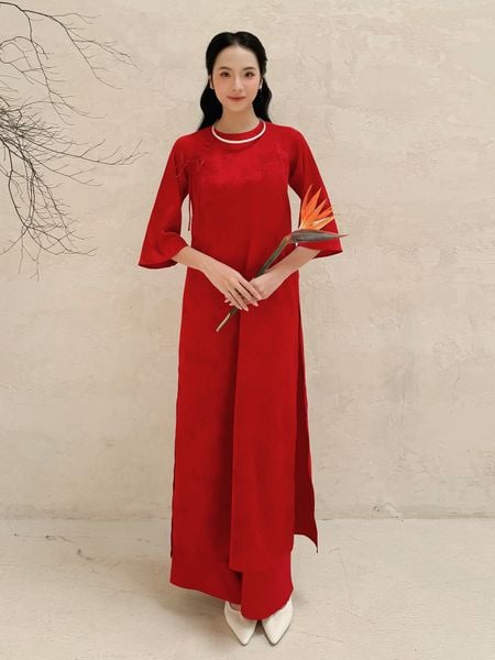 Người mẫu mặc Set áo dài raglan lụa hoa - K4176T màu đỏ
