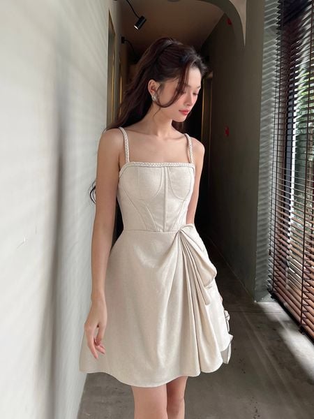 Người mẫu mặc Đầm xòe ngắn phối dây bính - D2467 màu da mộc