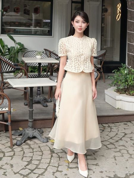 Người mẫu mặc Set áo crop phối chân váy voan - K4270T