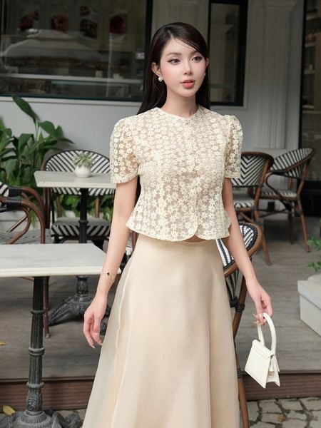 Người mẫu mặc Set áo crop phối chân váy voan - K4270T