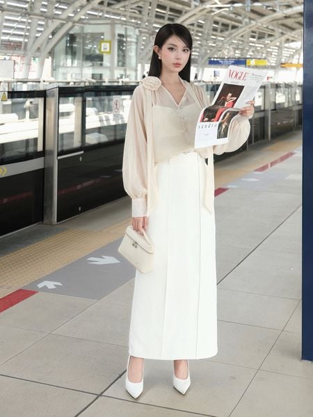 Người mẫu mặc Áo kiểu công sở form rộng - A4273T màu kem