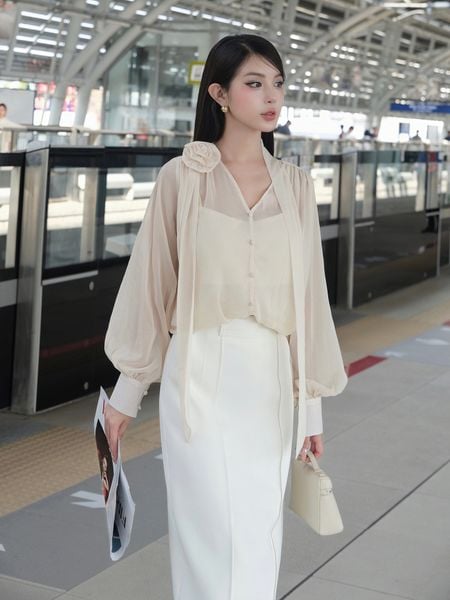 Người mẫu mặc Áo kiểu công sở form rộng - A4273T màu kem