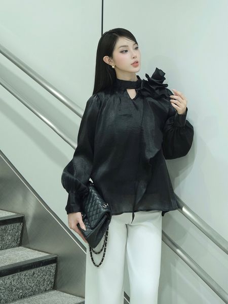 Người mẫu mặc Áo kiểu công sở xếp hoa tua rua - A4274T màu nude