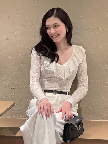 Người mẫu mặc Áo kiểu tay dài cổ V viền bèo - A4225Q màu trắng