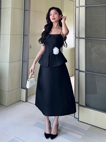 Người mẫu mặc Đầm chữ A dài phối áo peplum - D2814 đen