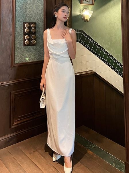 Người mẫu mặc Đầm body lụa dài 2 dây cổ đổ - D2386 màu trắng