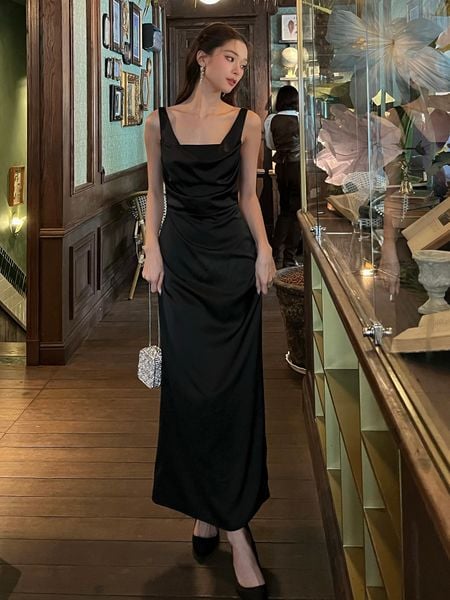 Người mẫu mặc Đầm body lụa dài 2 dây cổ đổ - D2386 màu trắng