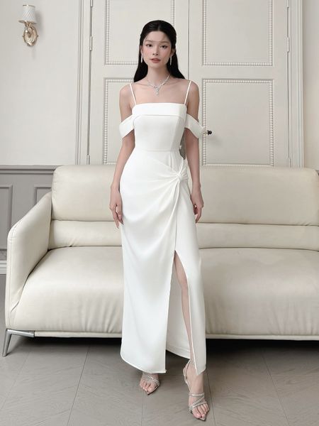 Người mẫu mặc Đầm dài 2 dây trễ vai xoắn hông - D4085B màu trắng