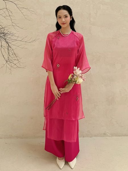 Người mẫu mặc Set áo dài raglan đính đá - K4181A màu hồng