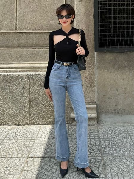 Người mẫu mặc Áo tay dài cut-out xoắn ngực - A3830Q màu đen