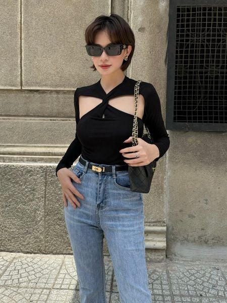 Người mẫu mặc Áo tay dài cut-out xoắn ngực - A3830Q màu đen