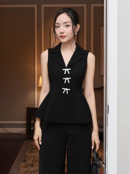 Người mẫu mặc Áo kiểu peplum dự tiệc cổ V - A4256A màu đen