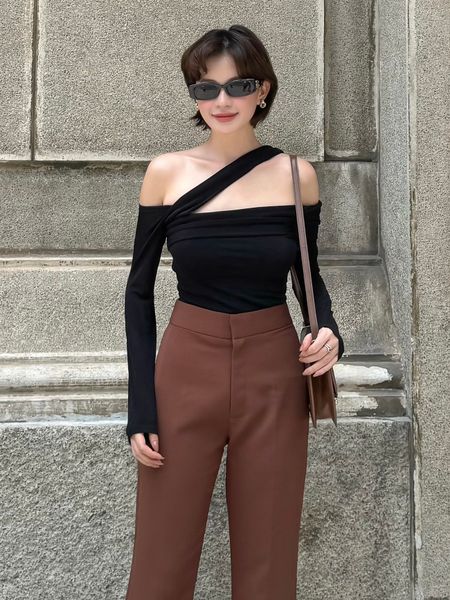 Người mẫu mặc Áo thun tay dài vai chéo có vạt - A3974T màu đen