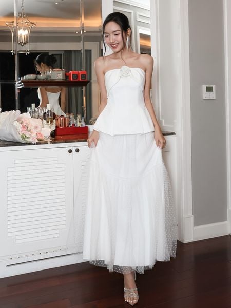 Người mẫu mặc Áo kiểu peplum kết hoa vải - A4254A màu trắng