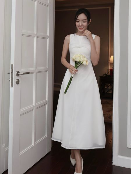 Người mẫu mặc Đầm dự tiệc dài xòe xoắn ngực - D4265B màu trắng