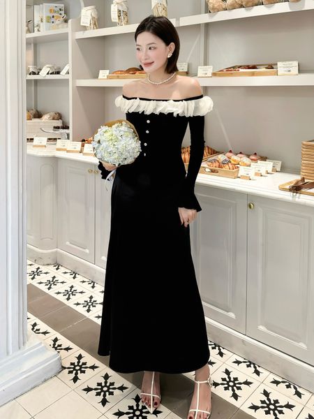 Người mẫu mặc Áo kiểu trễ vai xếp viền bèo - A4161T