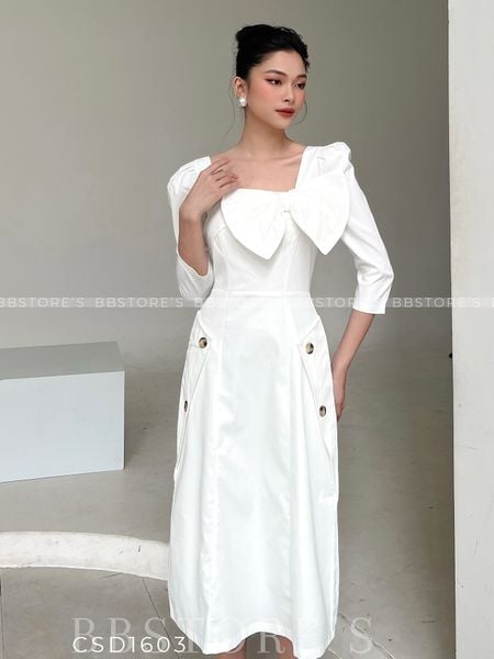 Người mẫu mặc Đầm tiệc dài viền vạt phối nơ - CSD1603 màu trắng