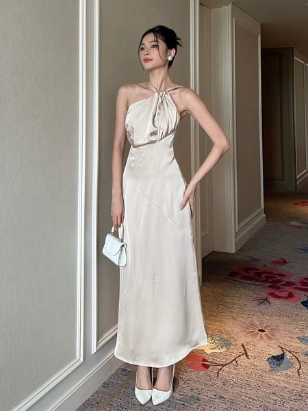 Người mẫu mặc Đầm dài dự tiệc cổ yếm xoắn ngực - D2136 màu nude