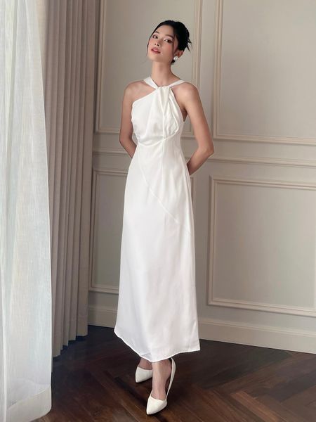 Người mẫu mặc Đầm dài dự tiệc cổ yếm xoắn ngực - D2136 màu nude