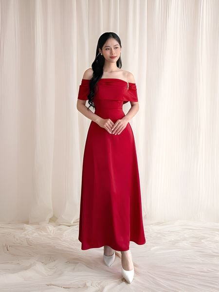 Người mẫu mặc Đầm dự tiệc trễ vai form dài - D746 màu trắng