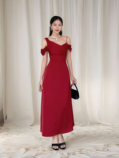 Người mẫu mặc Đầm dự tiệc lụa xòe lệch vai - D1293 màu đỏ