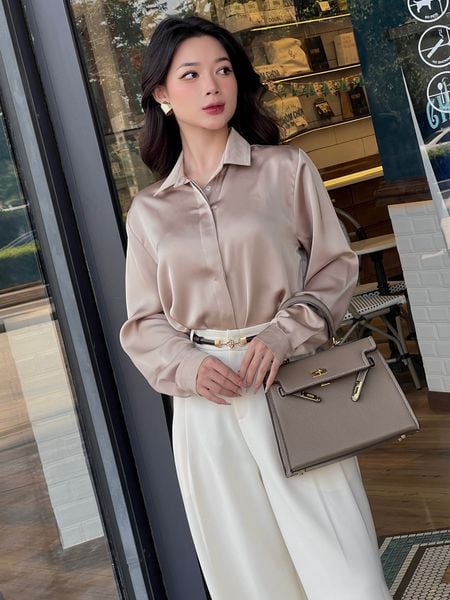 Người mẫu mặc Áo sơ mi công sở vải lụa mát - A2379 màu đen